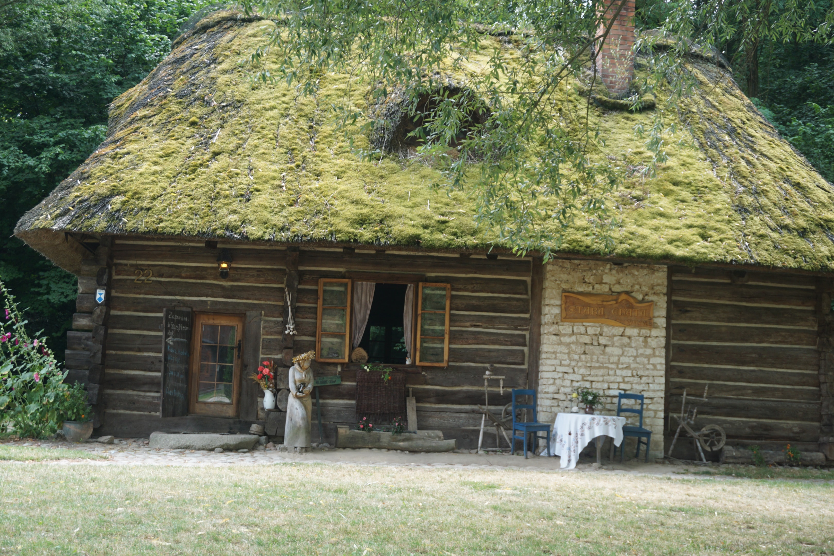 Stara Chata w Kazimierzu Dolnym (źródło: https://commons.wikimedia.org/wiki/File:Altes_Bauerhaus_(Stara_chata),_Kazimierz_Dolny_(50285594703).jpg)