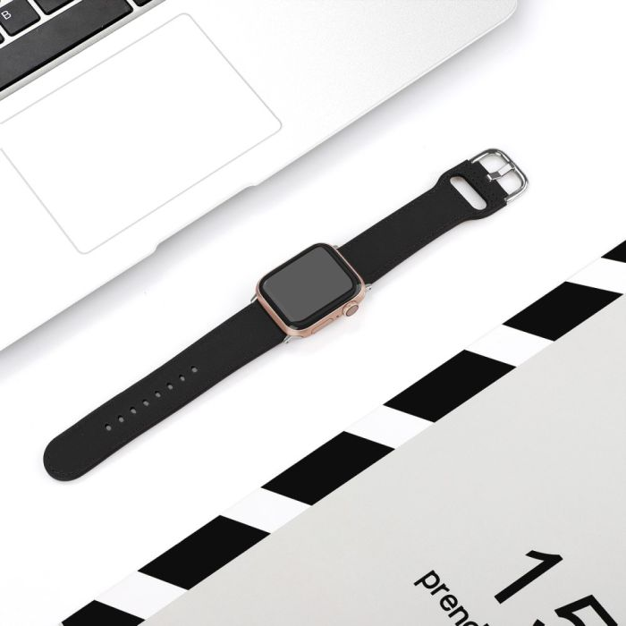 Apple Watch med ett svart armband