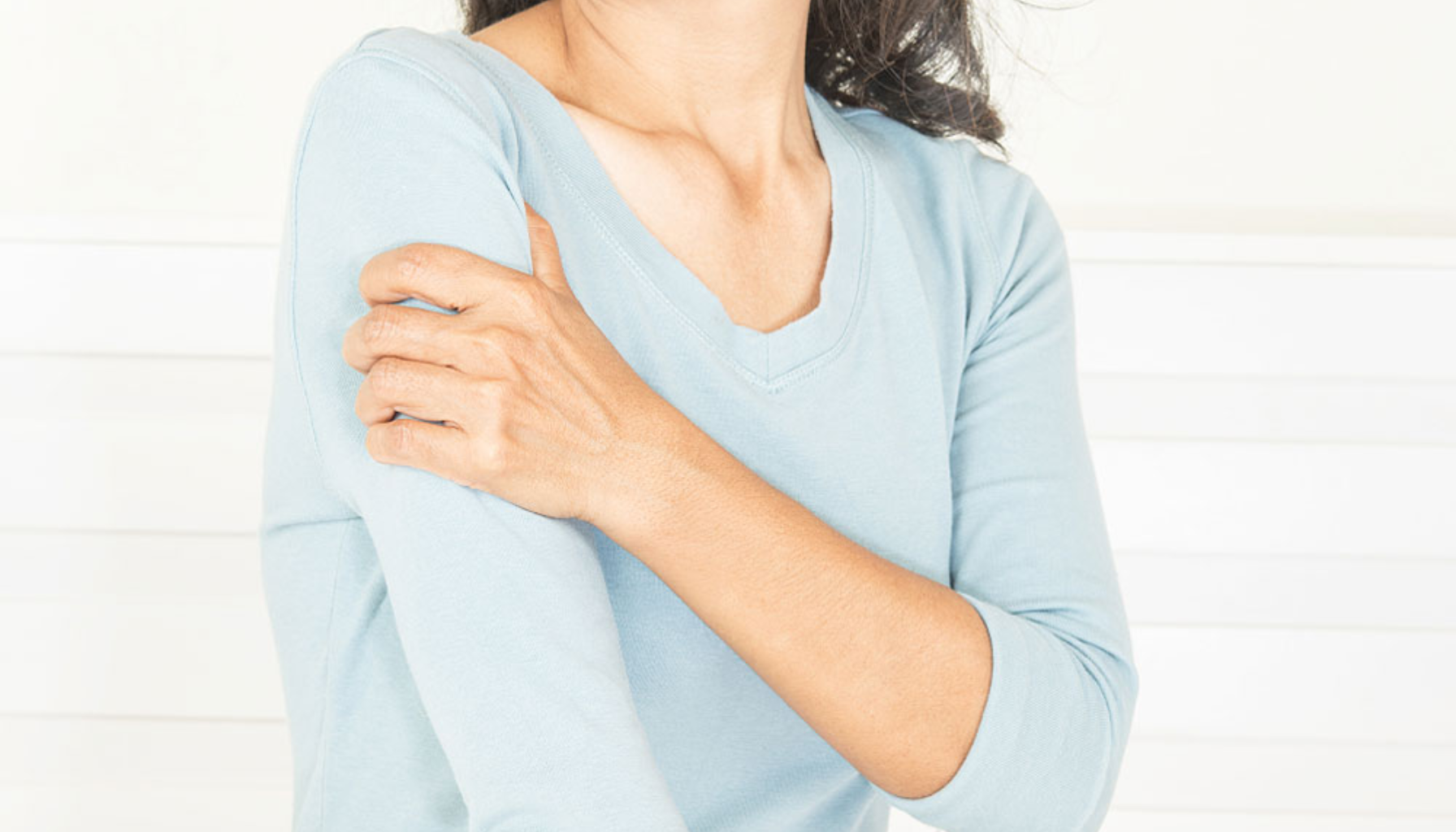 Kvinne i lyseblå genser holder seg på skulderen og viser tegn til smerte eller ubehag. smerter i skulder og nedover armen prolaps i nakken les mer dårlig holdning riktig behandling skulderen gi smerter rundt skulderleddet skulder smerter armen skuldersmerter behandling ofte nakke arm strålesmerter smerte vanligste skulderbladet årsaken årsaker symptomer nakken smertene skulderens ledd skader fleste bør muskelspenninger rundt bursitt spesielt gir oppstår vanlige flere mer trening tilstanden skulderleddet betennelse akutt muskler senebetennelse føre svært undersøkelse skade funksjon tid akutte rygg bevegelse god grundig oppstå skyldes går riktig prolaps overbelastning sener bevegelighet triggerpunkter betennelser nedsatt mye bevegelser tilfeller vanlig redusere stor diagnose mest hodet smerten finne avhengig aktiviteter