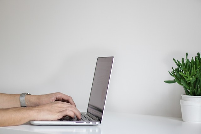 Ein geöffneter Laptop zeigt einen Online-Rechner zur Berechnung des Elterngeldes auf dem Bildschirm, der Informationen zu Anspruch und Höhe des Elterngeldes bietet, insbesondere im Zusammenhang mit der Geburt des Kindes und der Elternzeit. Der Bildschirm enthält auch Optionen für die Berechnung des Elterngeldes und Hinweise zu den letzten 12 Monaten des Nettoeinkommens.