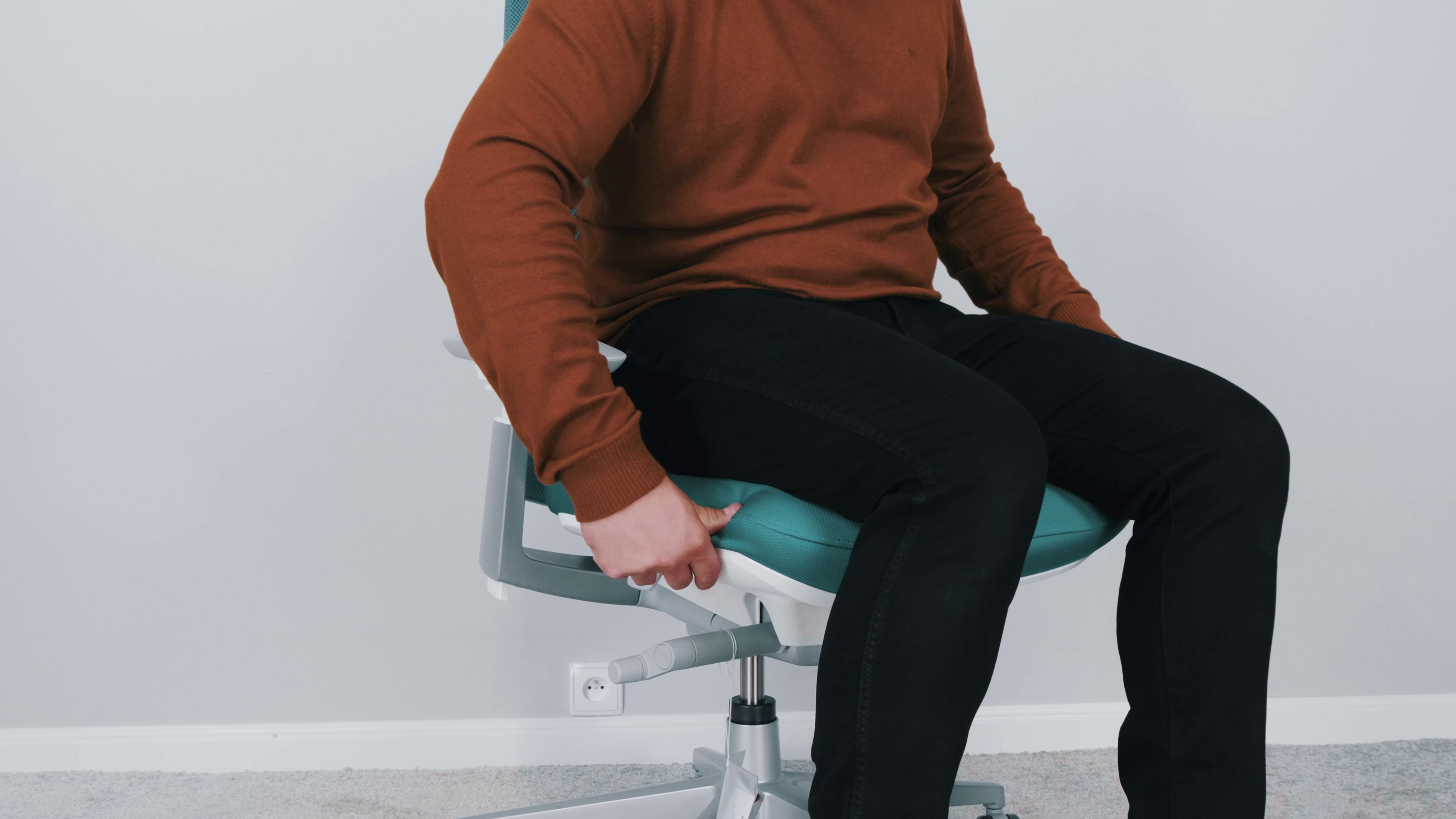 Fotel biurowy – klucz do zdrowia, komfortu i efektywności w pracy 5 Miękke siedziszko w dobrym fotelu ergonomicznym. Źródło: Brastech