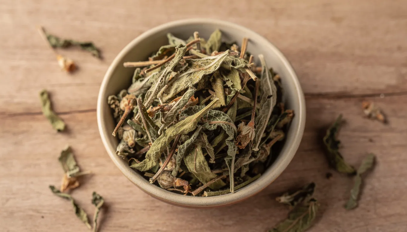 In einer Schale liegen getrocknete Blätter der Zistrose (Cistus incanus), die häufig für die Zubereitung von Tee verwendet werden. Diese Heilpflanze ist bekannt für ihre positiven Wirkungen auf das Immunsystem und wird oft zur Linderung von Erkältungs- und Grippebeschwerden eingesetzt.