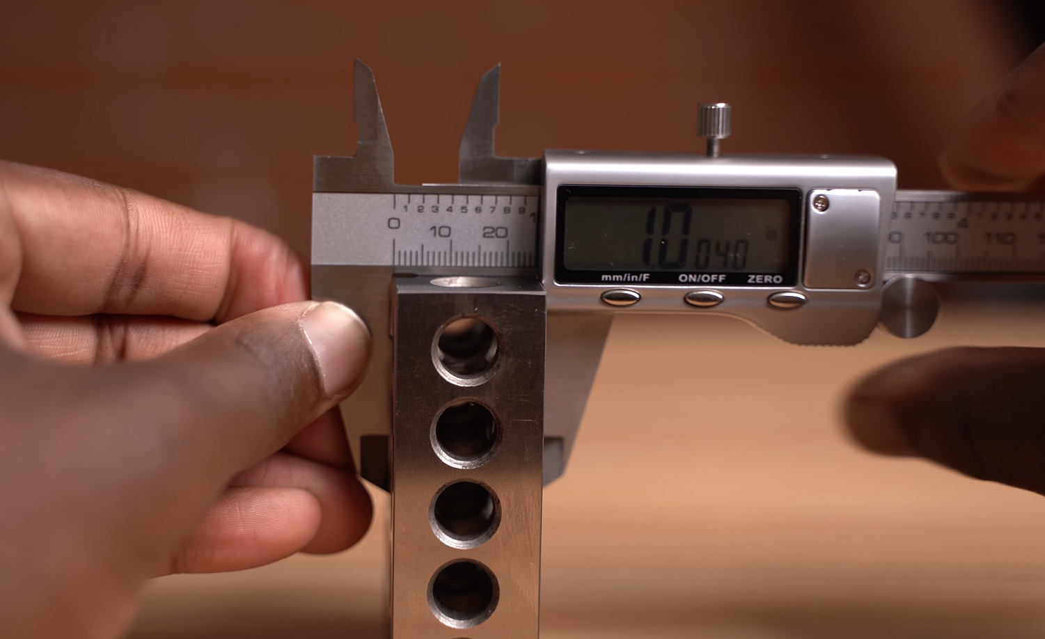 measuring the outside of 1 inch block using jiavarry caliper
