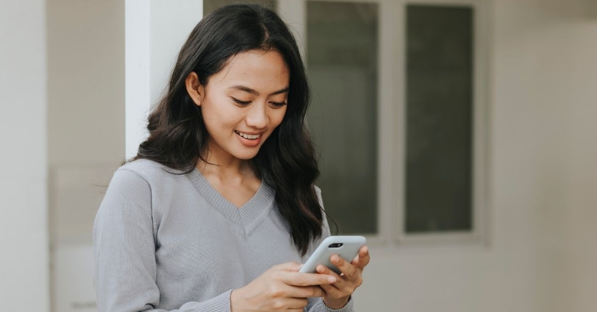 Woman looking on how to file taxes without a w2