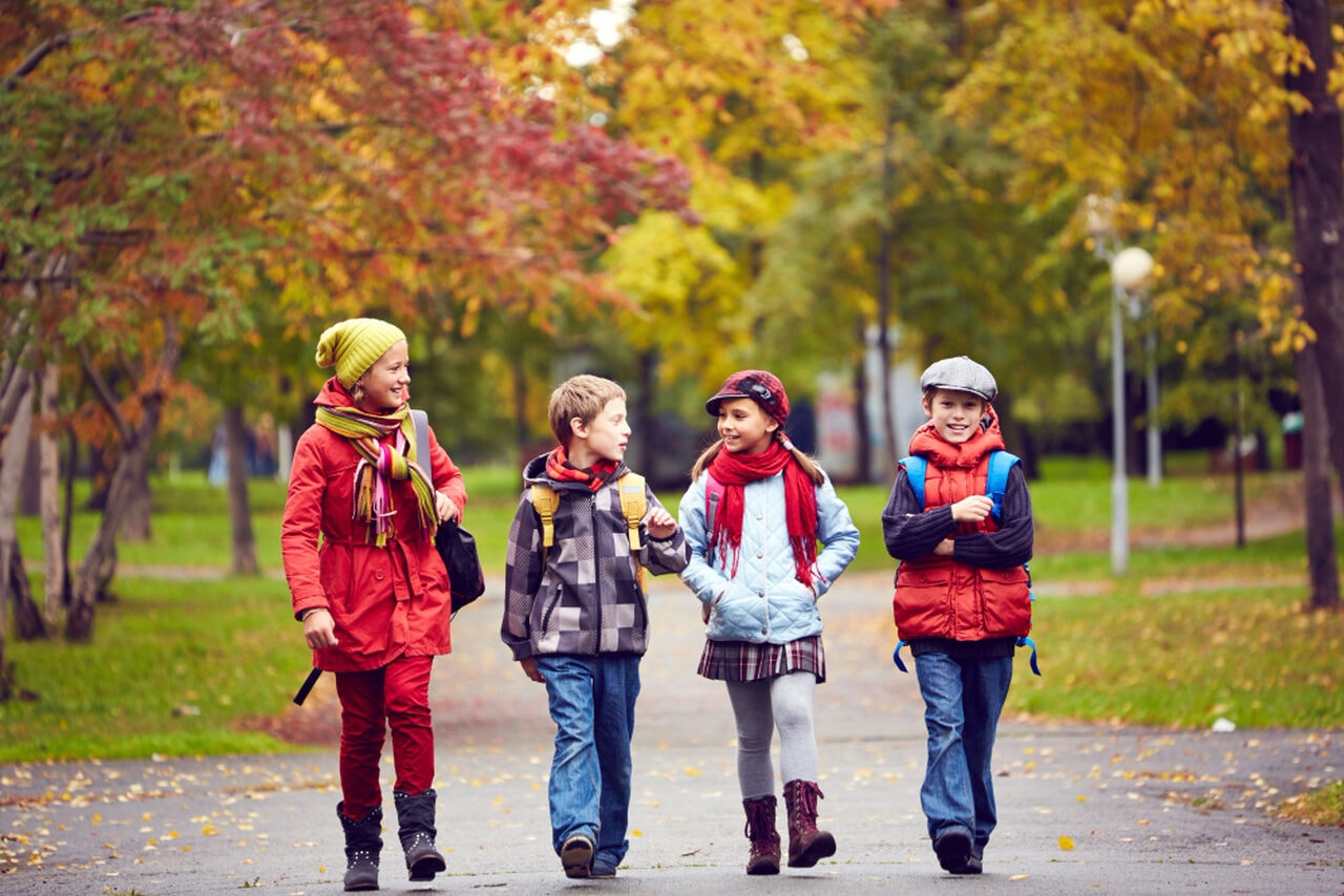 Korzystając z Carfree, oferujemy auta 7-osobowe i większe. Źródło: https://www.freepik.com/free-photo/schoolchildren-joking-laughing_860012.htm#fromView=search&page=1&position=0&uuid=d36c7873-d664-4331-83c7-7d7027bca199&query=wycieczka+szkolna