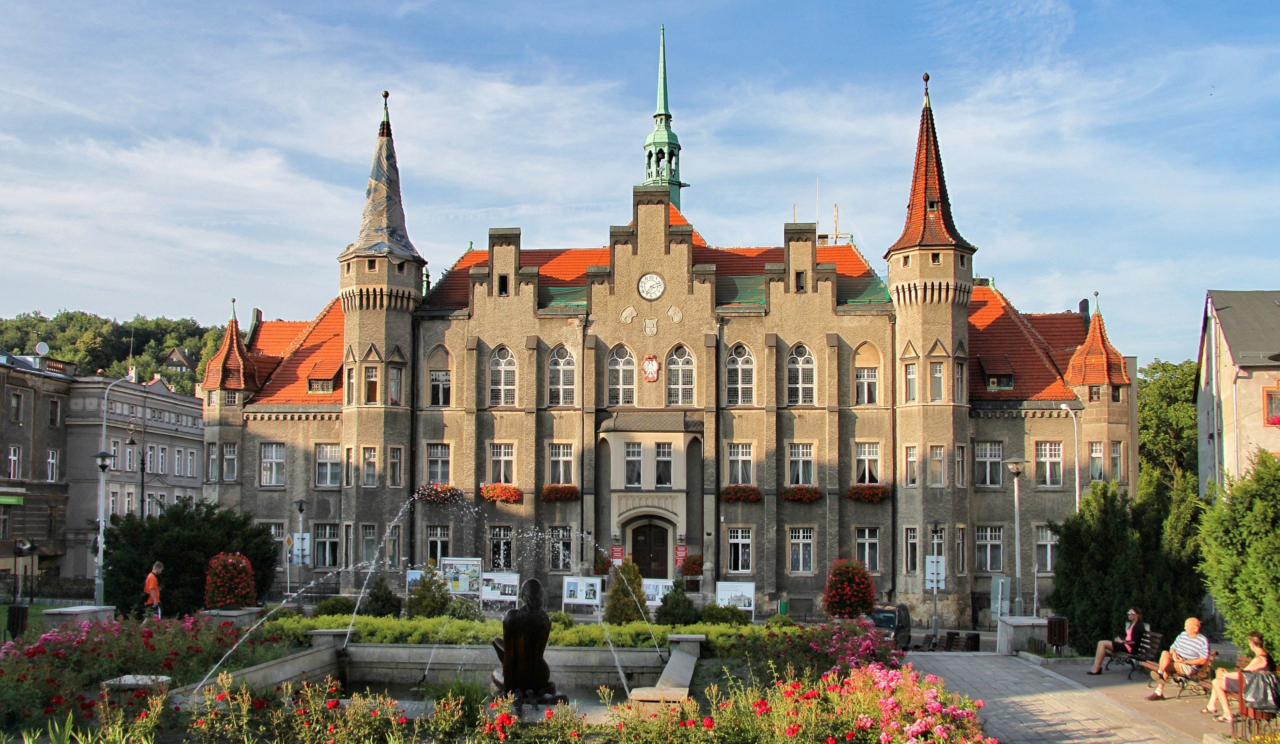 Ratusz w Wałbrzychu w stylu neogotyckim. (źródło: https://commons.wikimedia.org/wiki/File:Wa%C5%82brzych_-_Town_Hall_02_(cropped).jpg)