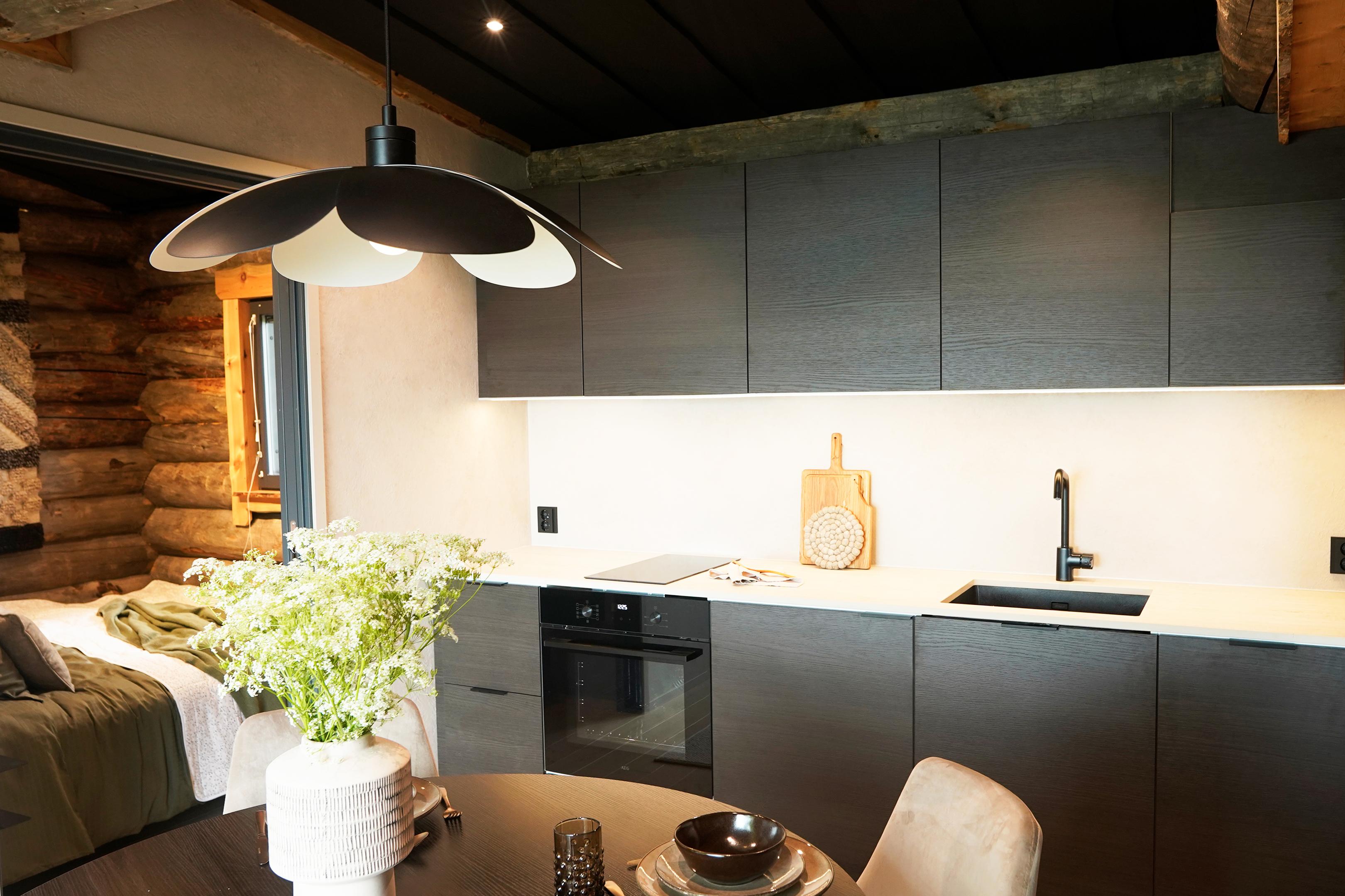 Keittiökoneet saatiin huomaamattomasti piiloon ovien taakse.