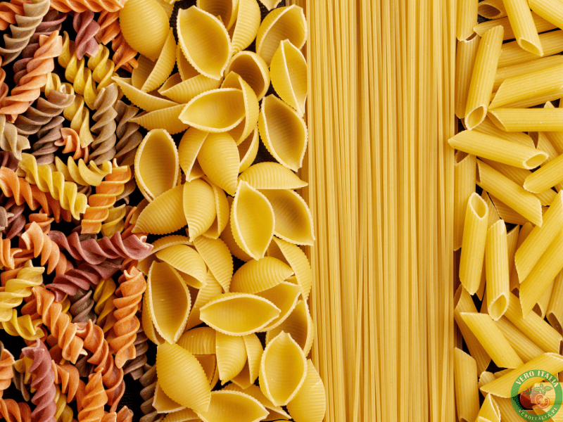 nieugotowany makaron