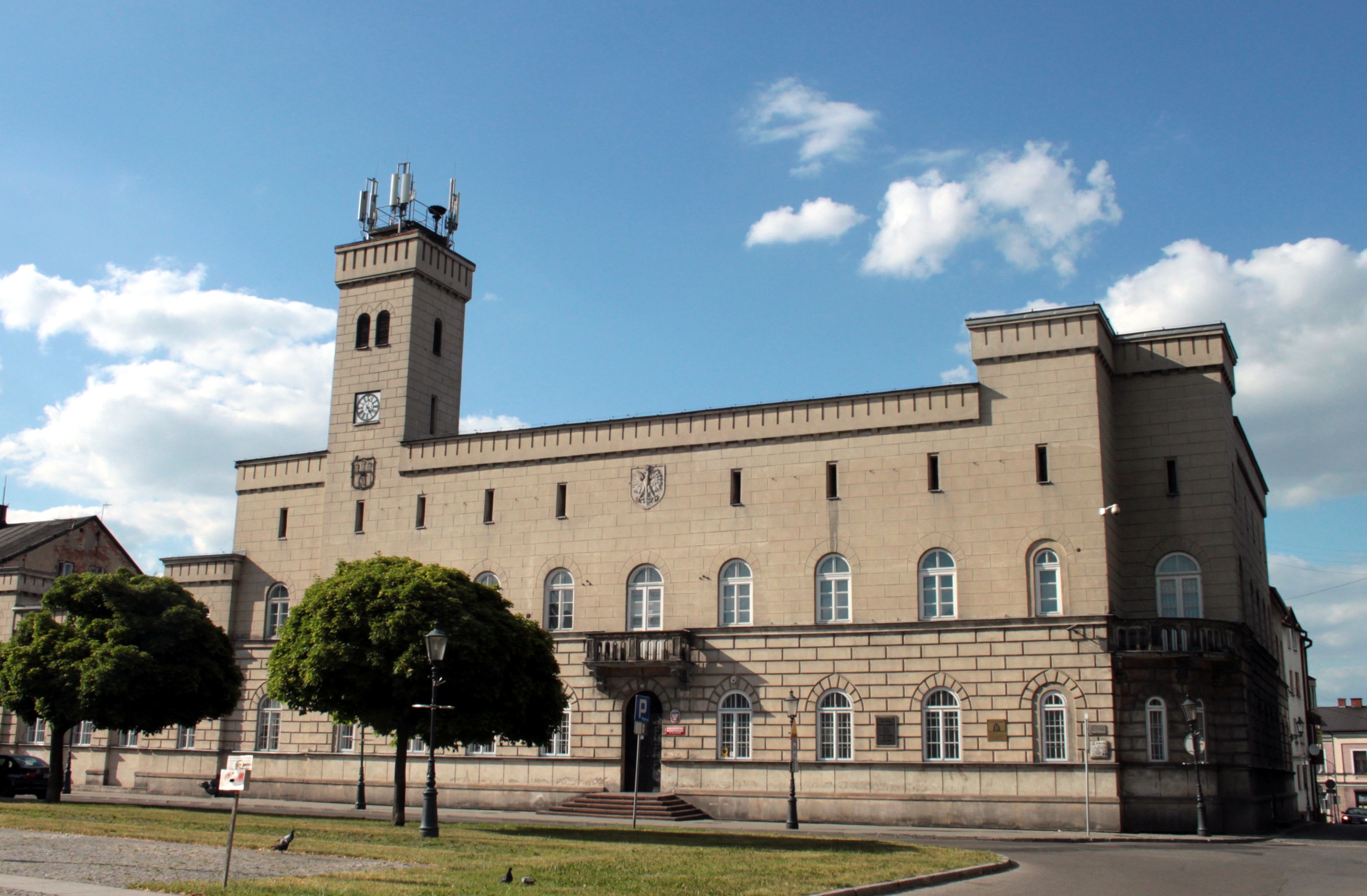 Budynek ratusza w Radomiu. Geometryczna bryła w kolorze ciemnego beżu z wieżą. Źródło: https://commons.wikimedia.org/wiki/File:Radom_Ratusz.jpg