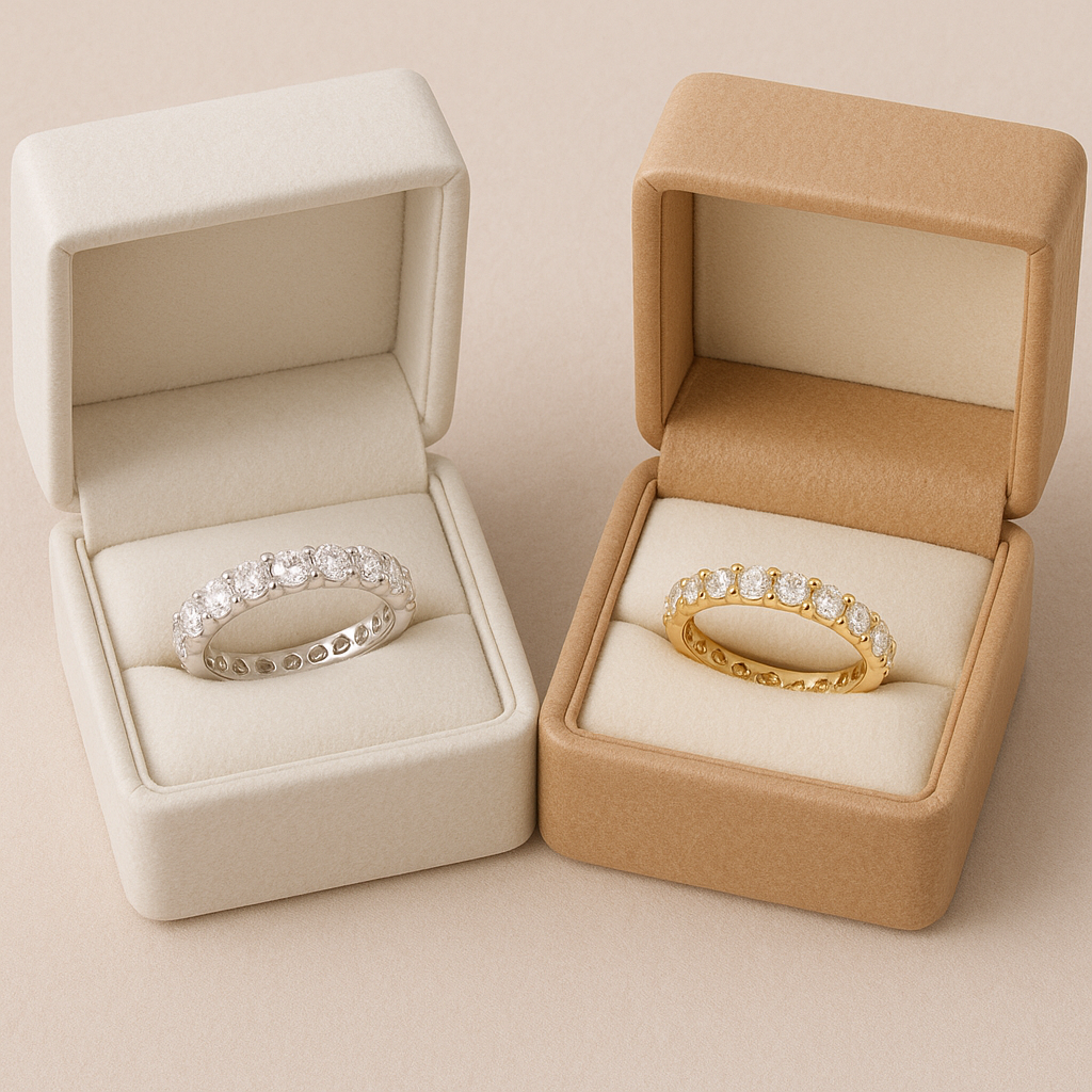 žiedas juostelė su skirtingų dydžių deimantais