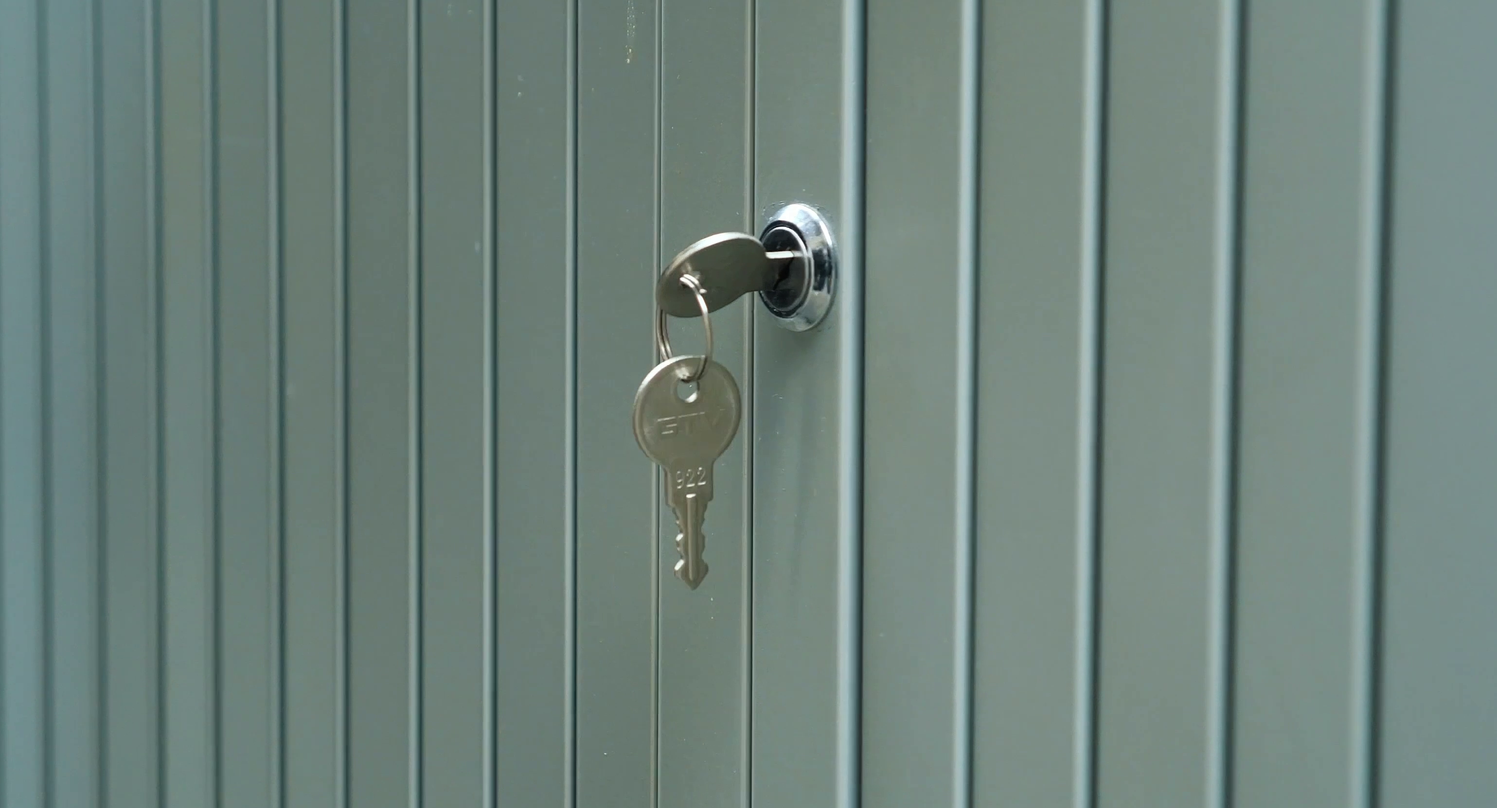 Włamanie do szafy – jak chronić dokumenty i kosztowności? 2 Zamek w szafie roletowej. Źródło: Brastech