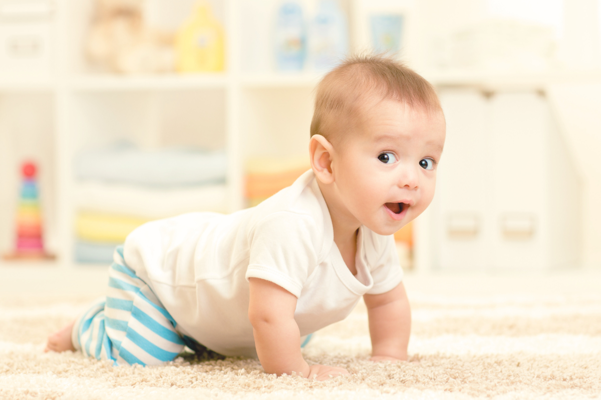 baby start crawling