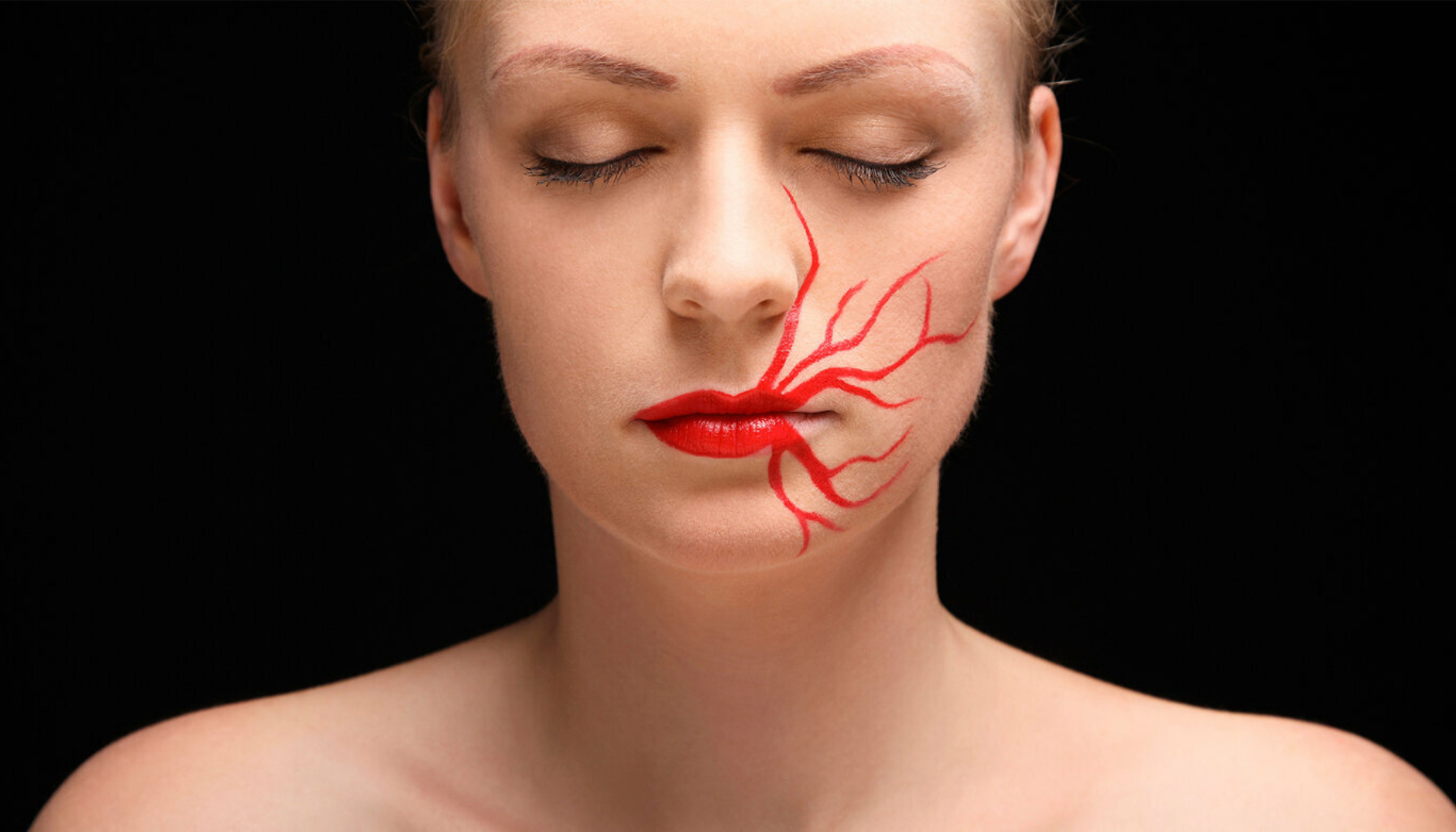 Kvinne med lukkede øyne og røde markeringer som symboliserer sprengte blodkar eller hudtilstand i ansiktet.