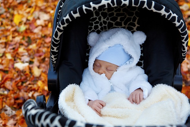 Pierwszy spacer noworodka jesienią