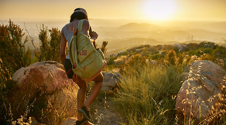 A lady hiking close to San Diego.
