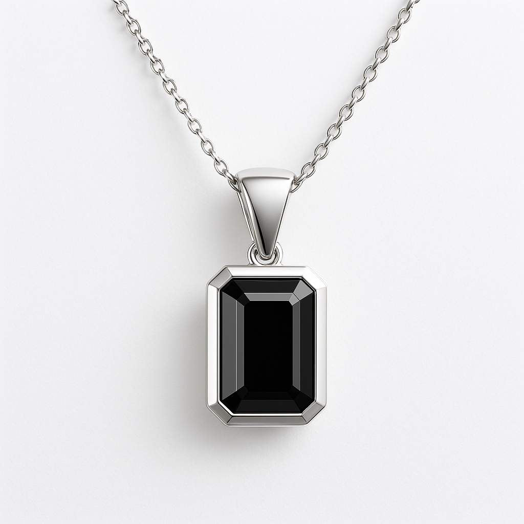 Modernus geometrinis pakabukas ant auksinės grandinėlės.