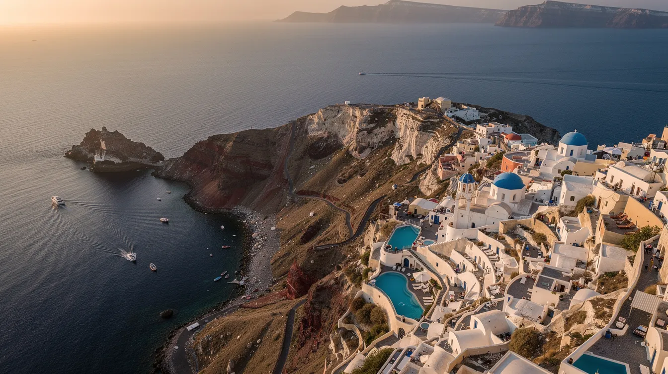 A imagem mostra Santorini vista de cima, destacando suas casas brancas com telhados azuis, as ruas estreitas e o deslumbrante mar Egeu ao fundo. Esta famosa ilha da Grécia é um destino popular para viajantes em busca de cultura e beleza natural.