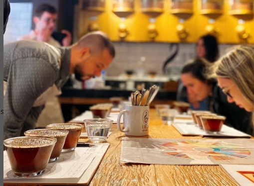 Degustação assistida em uma das unidades do Il Barista Cafés em São Paulo. Foto: Reprodução: instagram.com/ilbaristacafes/