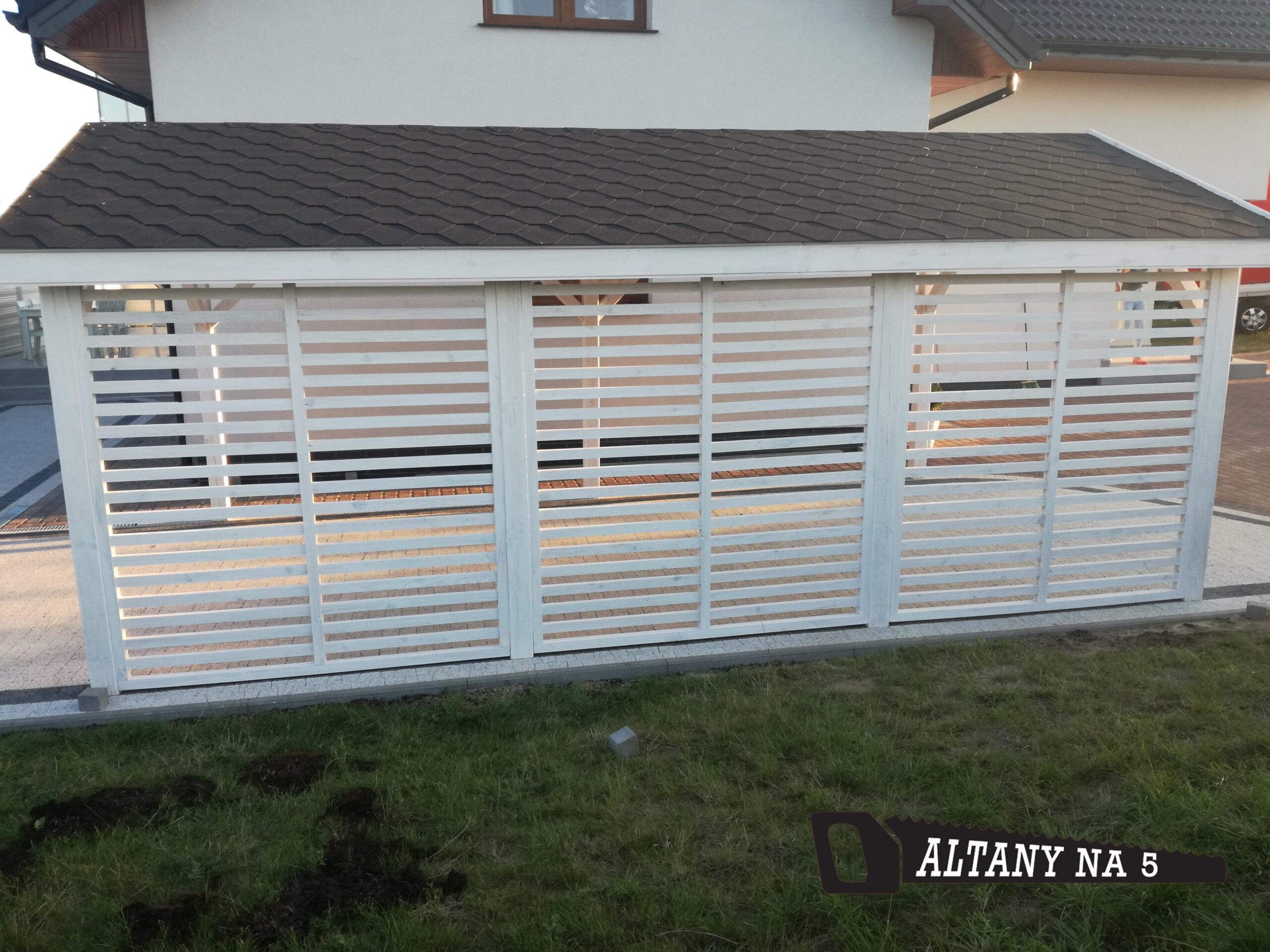 Wiata samochodowa przy domu dach dwuspadowy altanyna5.pl