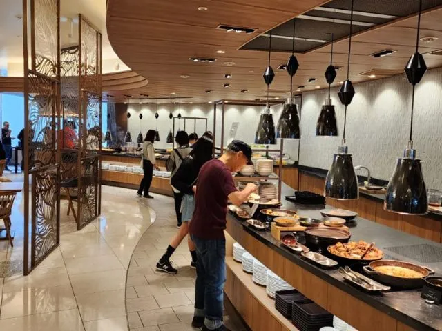 Hilton Tokyo bay offers several restaurants, of which two serves breakfast